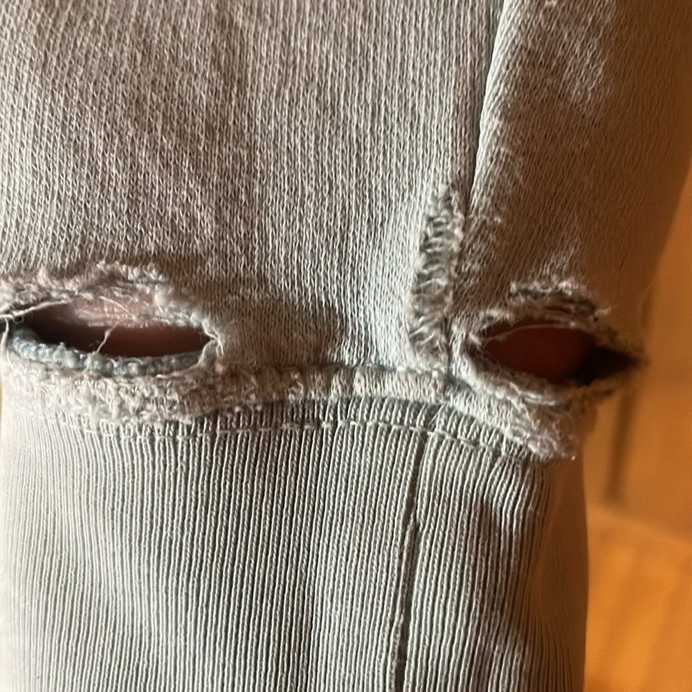 Pink - Victoria’s Secret - Very loved - Sweater
(holes in wrists) - Picture 5 of 6